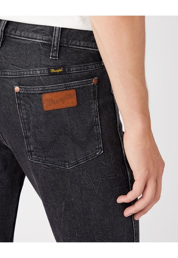 Wrangler - WRANGLER LARSTON MĘSKIE SPODNIE JEANSOWE JEANS DŻINSY BLACK LIGHTNING W18S8930A 112145861