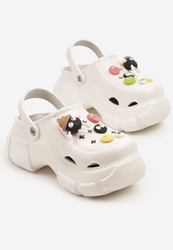 Born2be - Białe Klapki z Pianki na Platformie Ozdobione Przypinkami Nesallia. Okazja: na co dzień. Kolor: biały. Materiał: jeans. Wzór: aplikacja. Sezon: lato. Obcas: na platformie. Styl: elegancki, casual