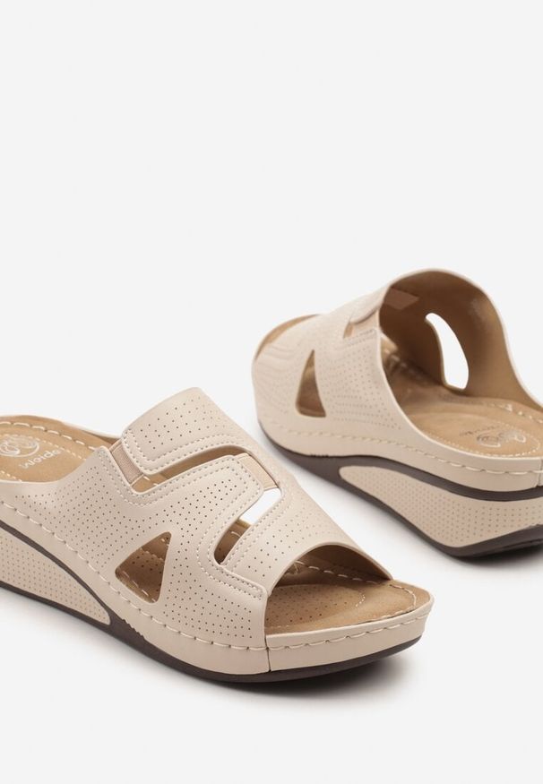 Born2be - Beżowe Klapki na Koturnie Ozdobione Wycięciami Redalisae. Okazja: na co dzień. Kolor: beżowy. Wzór: aplikacja. Sezon: lato. Obcas: na koturnie. Styl: elegancki, casual