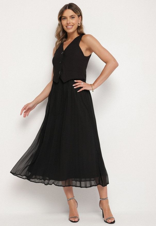 Born2be - Czarna Plisowana Sukienka z Wiskozy z Wszytą Kamizelką Silanda. Typ kołnierza: dekolt w serek. Kolor: czarny. Materiał: wiskoza. Sezon: wiosna. Styl: klasyczny, elegancki