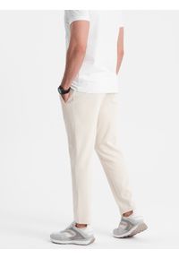 Ombre Clothing - Męskie spodnie dresowe z nogawką bez ściągacza - kremowe V11. Kolor: kremowy. Materiał: dresówka. Wzór: aplikacja. Styl: klasyczny, sportowy #9