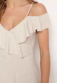 Born2be - Beżowa Koktajlowa Sukienka na Ramiączkach z Falbankami i Rozcięciem Waterlily. Typ kołnierza: kołnierz z falbankami. Kolekcja: dla wysokich. Kolor: beżowy. Długość rękawa: na ramiączkach. Styl: wizytowy. Długość: maxi #7