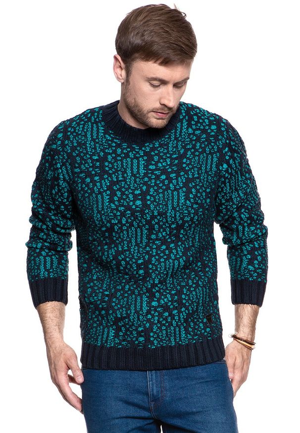 Wrangler - MĘSKI SWETER WRANGLER JACQUARD KNIT DARK NAVY W8641QHAE 112132343. Materiał: żakard, dzianina, skóra