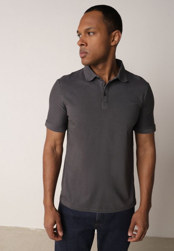 Born2be - Ciemnoszara Gładka Koszulka Polo o Klasycznym Kroju Sinopea. Okazja: na co dzień, do pracy, na spotkanie biznesowe. Typ kołnierza: polo. Kolor: szary. Materiał: jeans. Wzór: gładki. Styl: klasyczny