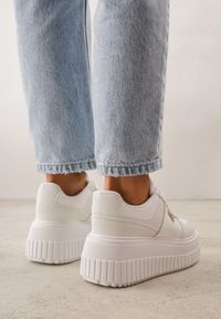 Renee - Białe Chunky Sneakersy z Trójkątną Aplikacją VICES na Platformie Cezaline. Kolor: biały. Materiał: jeans. Wzór: aplikacja. Obcas: na platformie #7