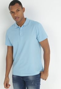 Born2be - Jasnoniebieska Koszulka Polo z Krótkim Rękawem Wakeish. Typ kołnierza: polo. Kolor: niebieski. Materiał: tkanina. Długość rękawa: krótki rękaw. Długość: krótkie