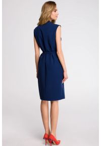 Sukienki.shop - Sukienka koszulowa szmizjerka bez rękawów z paskiem granat. Okazja: do pracy. Kolor: niebieski. Długość rękawa: bez rękawów. Sezon: lato. Typ sukienki: szmizjerki, koszulowe. Styl: elegancki, wizytowy. Długość: midi #2