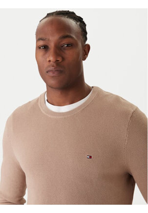 TOMMY HILFIGER - Tommy Hilfiger Sweter Essential MW0MW36347 Beżowy Regular Fit. Kolor: beżowy. Materiał: bawełna