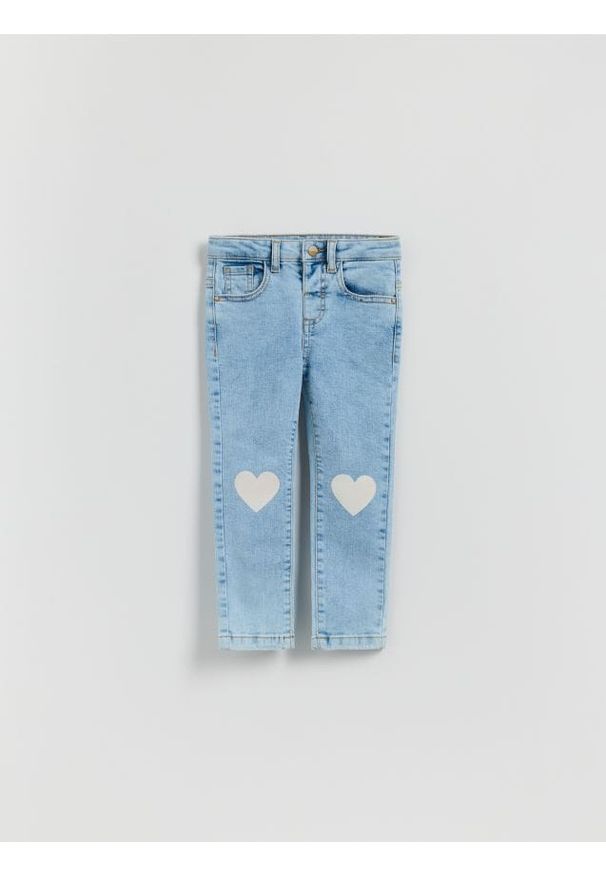 Reserved - Jeansy slim fit z nadrukiem - niebieski. Kolor: niebieski. Materiał: jeans. Wzór: nadruk