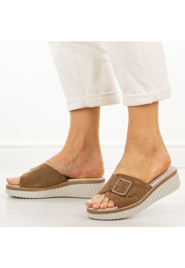 Brązowe skórzane klapki damskie S.Barski 7002. Okazja: na co dzień. Kolor: brązowy. Materiał: skóra. Sezon: wiosna, lato. Obcas: na koturnie. Styl: casual