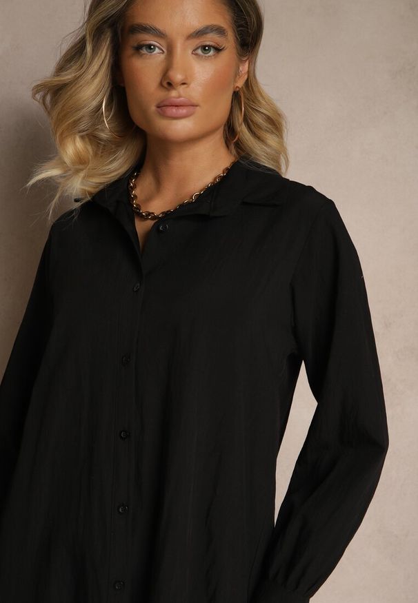 Renee - Czarna Koszulowa Sukienka z Wiskozą Zakończona Falbanką Tirzedi. Okazja: na co dzień. Kolor: czarny. Materiał: wiskoza. Długość rękawa: długi rękaw. Typ sukienki: koszulowe. Styl: klasyczny, casual, elegancki