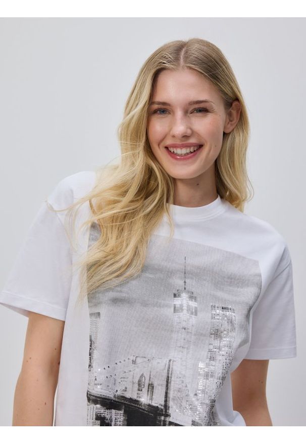 Reserved - T-shirt z nadrukami - biały. Kolor: biały. Materiał: dzianina, bawełna. Wzór: nadruk
