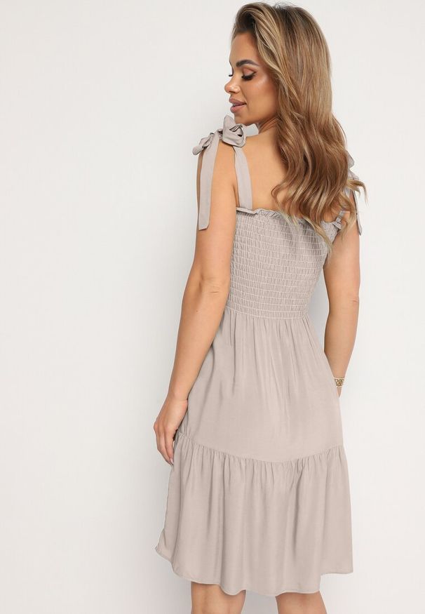 Born2be - Beżowa Rozkloszowana Sukienka z Bawełny z Gumką w Talii na Ramiączkach Gelfea. Kolor: beżowy. Materiał: bawełna. Długość rękawa: na ramiączkach. Typ sukienki: rozkloszowane. Styl: klasyczny