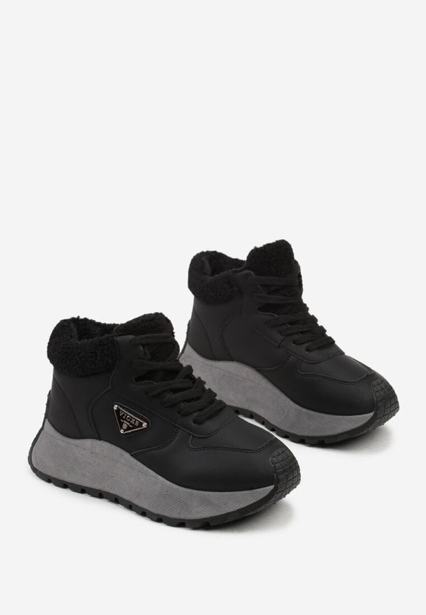 Born2be - Czarne Sneakersy Śniegowce Vices na Grubej Podeszwie z Trójkątną Ozdobą Filritisa. Kolor: czarny. Wzór: aplikacja