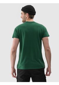 4f - T-shirt regular z nadrukiem męski - zielony. Okazja: na co dzień. Kolor: zielony. Materiał: bawełna, dzianina, jersey. Długość rękawa: krótki rękaw. Długość: krótkie. Wzór: nadruk. Styl: casual, klasyczny, sportowy #2