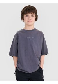 4f - 4F T-shirt oversize z nadrukiem chłopięcy - szary 146 (10-11 lat). Okazja: na co dzień. Kolor: szary. Materiał: bawełna, jersey, dzianina, tkanina. Długość rękawa: krótki rękaw. Długość: krótkie. Wzór: nadruk. Sezon: lato. Styl: vintage, elegancki, sportowy, klasyczny, casual
