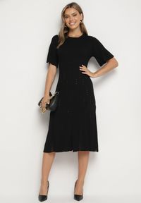 Born2be - Czarna Sukienka Trapezowa z Wiskozą Zapinana na Guziki Zetiella. Okazja: na co dzień. Kolor: czarny. Materiał: wiskoza. Długość rękawa: krótki rękaw. Typ sukienki: trapezowe. Styl: casual #5
