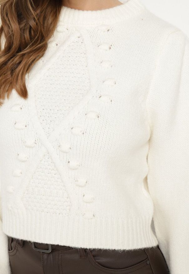 Born2be - Biały Wiskozowy Sweter ze Ściągaczami na Rękawach i Ozdobnym Tłoczeniem Hariga. Okazja: na co dzień. Kolor: biały. Materiał: wiskoza. Długość rękawa: długi rękaw. Długość: długie. Styl: klasyczny, elegancki, casual