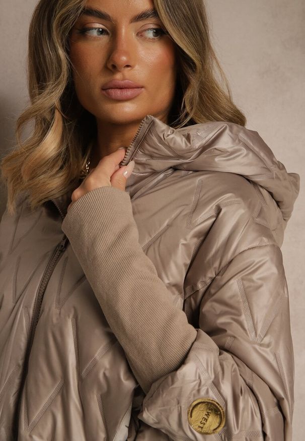 Renee - Ciemnobeżowa Pikowana Kurtka o Pudełkowym Fasonie z Warstwowymi Rękawami Liotire. Okazja: na co dzień. Kolor: beżowy. Materiał: jeans, dzianina. Sezon: jesień. Styl: casual