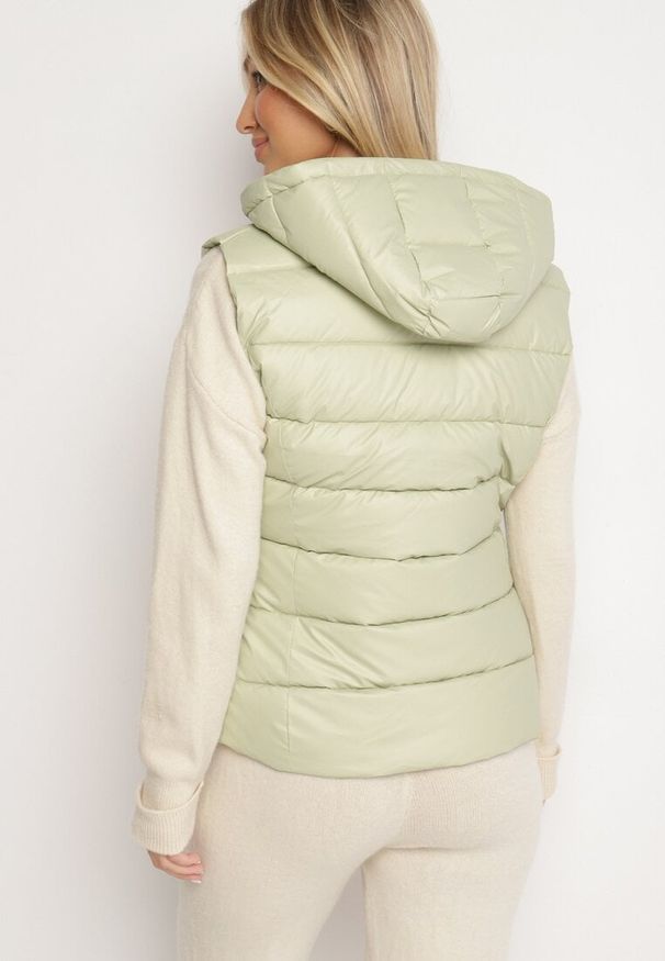 Born2be - Jasnozielona Pikowana Kamizelka o Taliowanym Kroju z Odpinanym Kapturem i Kieszeniami Ravasinia. Okazja: na co dzień, na spacer. Kolor: zielony. Materiał: jeans. Styl: casual