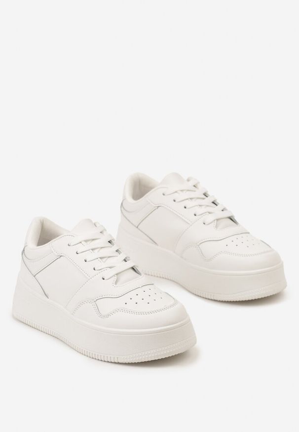 Renee - Białe Sneakersy z Cholewką przed Kostkę na Platformie Liciana. Okazja: na co dzień. Wysokość cholewki: przed kostkę. Nosek buta: okrągły. Zapięcie: sznurówki. Kolor: biały. Materiał: jeans, skóra. Szerokość cholewki: normalna. Obcas: na platformie