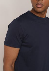 Born2be - Granatowa Gładka Koszulka T-shirt z Bawełny o Prostym Kroju Sarusa. Okazja: na co dzień, na randkę. Kolor: niebieski. Materiał: bawełna. Wzór: gładki. Styl: casual, klasyczny #6