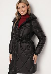 Born2be - Czarna Kurtka Pikowana o Długim Fasonie z Paskiem w Talii i Kapturem Zalinka. Okazja: na co dzień. Kolor: czarny. Materiał: jeans. Długość: długie. Styl: klasyczny, casual, elegancki #1