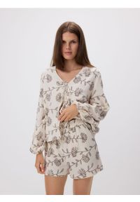 Reserved - Muślinowe szorty ze wzorem - kremowy. Kolor: kremowy. Materiał: bawełna #1