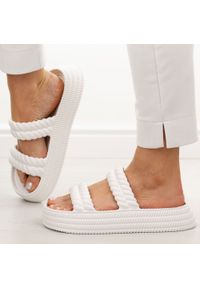 Białe lekkie piankowe klapki damskie DiA 51-001. Okazja: na co dzień, do domu. Kolor: biały. Materiał: tworzywo sztuczne, materiał, dresówka. Sezon: wiosna, lato. Obcas: na platformie. Styl: casual, klasyczny, sportowy #1