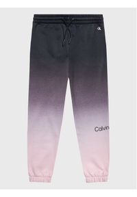 Calvin Klein Jeans Spodnie dresowe All Over Gradient IU0IU00332 Fioletowy Regular Fit. Kolor: fioletowy. Materiał: bawełna. Wzór: gradientowy #1