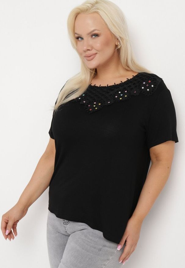 Born2be - Czarna Bluzka z Krótkim Rękawem z Koronką Przy Dekolcie i Ozdobnymi Cyrkoniami Rissamara. Okazja: na co dzień. Kolekcja: plus size. Kolor: czarny. Materiał: koronka. Długość rękawa: krótki rękaw. Długość: krótkie. Wzór: koronka. Styl: casual, elegancki