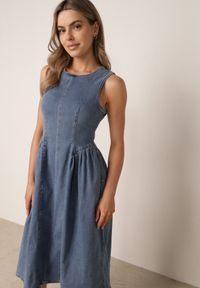 Born2be - Granatowa Jeansowa Sukienka z Bawełny o Rozkloszowanym Kroju z Przeszyciami Aodola. Okazja: na co dzień, na spotkanie biznesowe, do pracy. Kolor: niebieski. Materiał: jeans, bawełna. Typ sukienki: proste, rozkloszowane. Styl: biznesowy, casual, elegancki #1