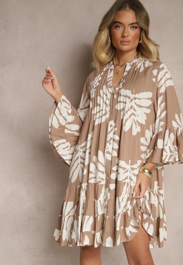 Renee - Ciemnobeżowa Koszulowa Sukienka z Wiskozy z Falbankami w Liściasty Wzór Ridiella. Okazja: na spotkanie biznesowe, do pracy. Typ kołnierza: kołnierz z falbankami. Kolor: beżowy. Materiał: wiskoza. Typ sukienki: koszulowe. Styl: biznesowy, elegancki, klasyczny