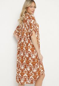 Born2be - Brązowa Pudełkowa Sukienka Koszulowa z Wiskozy w Ornamentalny Print Vanisse. Okazja: na co dzień. Kolor: brązowy. Materiał: wiskoza. Długość rękawa: krótki rękaw. Wzór: nadruk. Sezon: wiosna, lato. Typ sukienki: koszulowe. Styl: casual #4