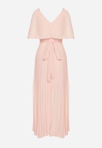 Born2be - Jasnoróżowa Sukienka Plisowana z Szeroką Falbaną Przy Dekolcie Dinara. Kolor: różowy. Styl: wizytowy. Długość: maxi #3