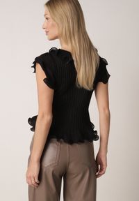 Born2be - Czarna Prążkowana Bluzka z Wiskozą Ozdobiona Falbanami Delestra. Okazja: na co dzień, na spotkanie biznesowe. Kolor: czarny. Materiał: prążkowany, wiskoza. Wzór: aplikacja. Styl: casual, biznesowy, elegancki #4