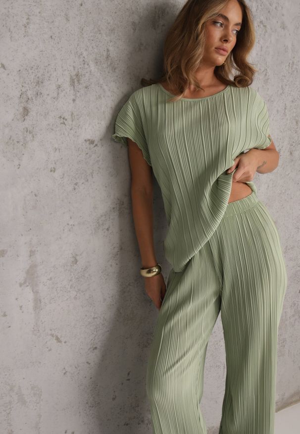 Renee - Zielone Plisowane Spodnie High Waist z Szerokimi Nogawkami Sedalia. Stan: podwyższony. Kolor: zielony. Materiał: satyna