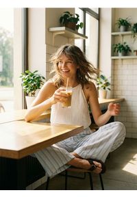 Sinsay - Ażurowy top z zabudowanym dekoltem - kremowy. Kolor: kremowy. Wzór: ażurowy #1