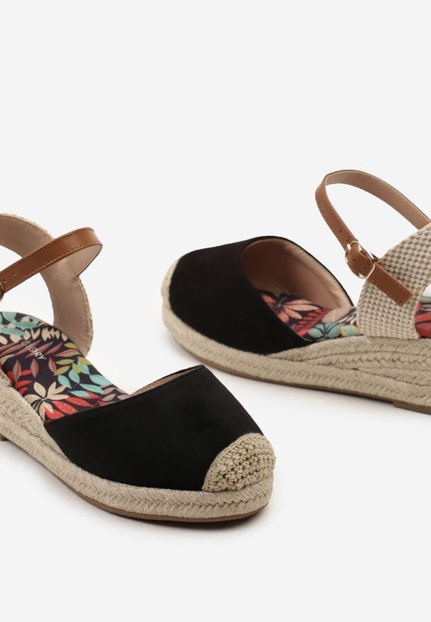 Renee - Czarne Sandały Espadryle z Plecionką na Niewysokim Koturnie Debranella. Okazja: do pracy. Nosek buta: okrągły. Zapięcie: klamry. Kolor: czarny. Materiał: jedwab, len. Sezon: lato. Obcas: na koturnie. Styl: elegancki. Wysokość obcasa: średni
