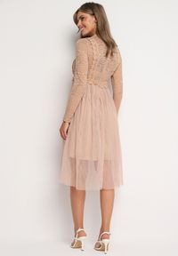 Born2be - Ciemnobeżowa Rozkloszowana Sukienka w Eleganckim Stylu Ozdobiona Koronką i Tiulem Miramelba. Kolor: beżowy. Materiał: tiul, koronka. Długość rękawa: długi rękaw. Wzór: aplikacja, koronka. Styl: elegancki #4