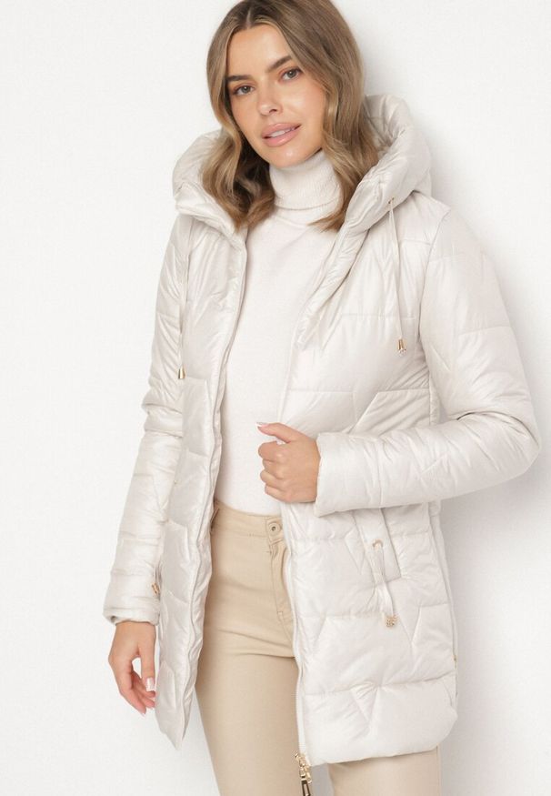 Born2be - Jasnobeżowa Pikowana Kurtka Przejściowa z Bocznymi Suwakami i Kapturem Soralessa. Okazja: na co dzień, do pracy, na spotkanie biznesowe. Kolor: beżowy. Materiał: dzianina, jeans. Długość rękawa: długi rękaw. Długość: długie. Styl: casual, biznesowy