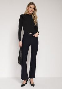Born2be - Granatowe Eleganckie Spodnie Dzwony z Wysokim Stanem i Ozdobną Sprzączką Tevriana. Okazja: na spotkanie biznesowe. Stan: podwyższony. Kolor: niebieski. Materiał: bawełna, materiał. Styl: elegancki