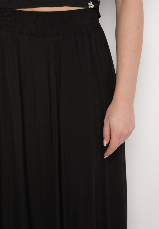 Born2be - Czarna Wiskozowa Rozkloszowana Spódnica Lunisenia. Okazja: na co dzień. Kolor: czarny. Materiał: wiskoza. Sezon: wiosna. Styl: klasyczny, elegancki, casual