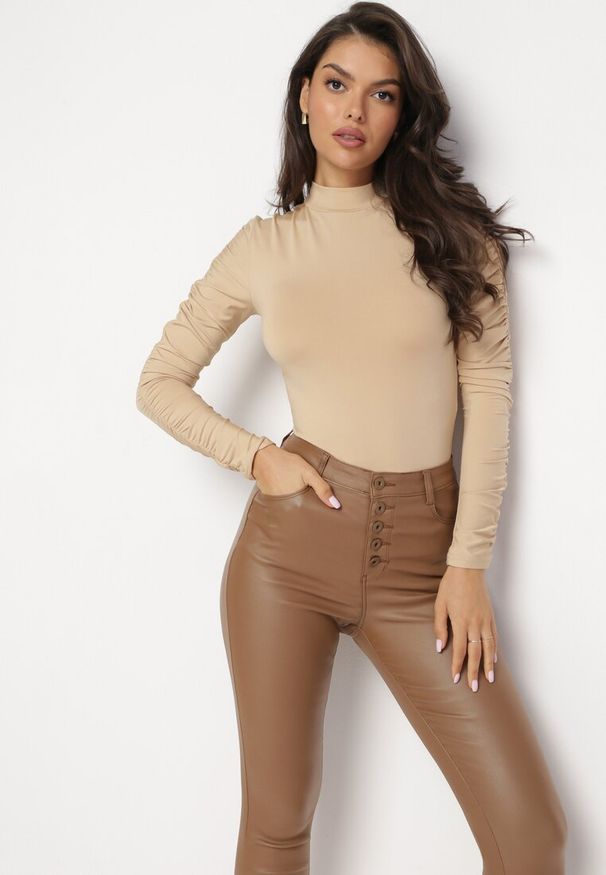 Born2be - Jasnobrązowe Modelujące Spodnie Skinny z Imitacji Skóry Natividade. Okazja: na co dzień. Kolor: brązowy. Materiał: skóra. Wzór: aplikacja. Styl: wizytowy, casual, elegancki