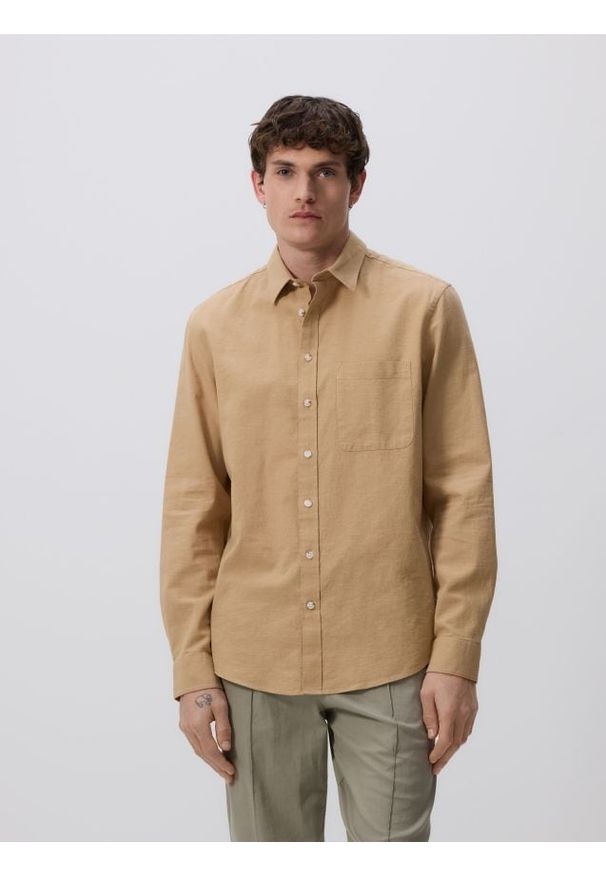 Reserved - Koszula regular z dodatkiem lnu - beżowy. Kolor: beżowy. Materiał: len
