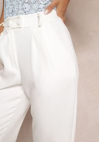 Renee - Białe Spodnie Cygaretki z Guzikami i Gumką w Pasie Gelarine. Stan: podwyższony. Kolor: biały. Styl: elegancki
