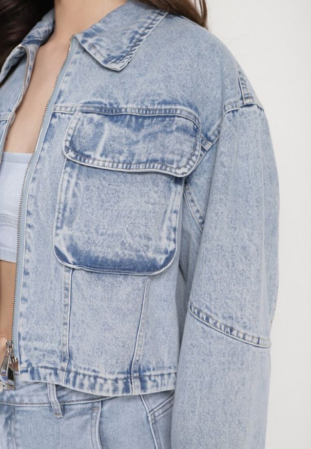 Born2be - Niebieska Kurtka Jeansowa o Skróconym Oversizowym Fasonie z Bawełny Elimess. Okazja: na co dzień. Kolor: niebieski. Materiał: bawełna, jeans. Styl: elegancki, casual