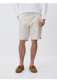 Reserved - Szorty regular z dodatkiem lnu - beżowy. Kolor: beżowy. Materiał: len #1