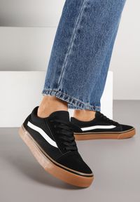 Born2be - Czarno-Beżowe Tenisówki z Ozdobną Naszywką i Przeszyciami Buildoria. Okazja: na co dzień. Kolor: czarny. Materiał: jeans. Szerokość cholewki: normalna. Wzór: aplikacja. Styl: klasyczny, sportowy, casual #6