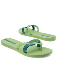 Zielone Japonki Ipanema Modne Klapki Damskie. Okazja: na spacer, na plażę, na co dzień. Kolor: zielony. Materiał: materiał. Wzór: paski. Sezon: lato. Styl: casual #4